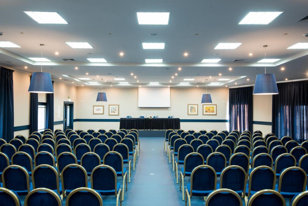A área empresarial e/ ou a sala de conferências de Vila Gale Tavira
