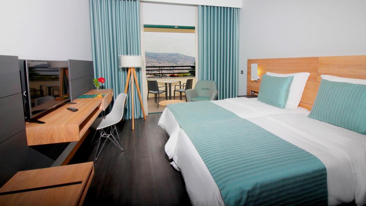 Uma televisão e/ou sistema de entretenimento em Madeira Panorâmico Hotel
