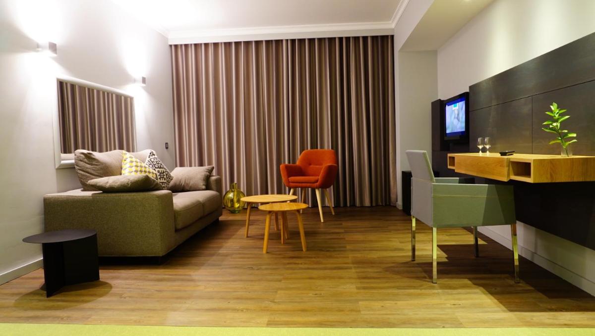 Uma televisão e/ou sistema de entretenimento em Madeira Panorâmico Hotel
