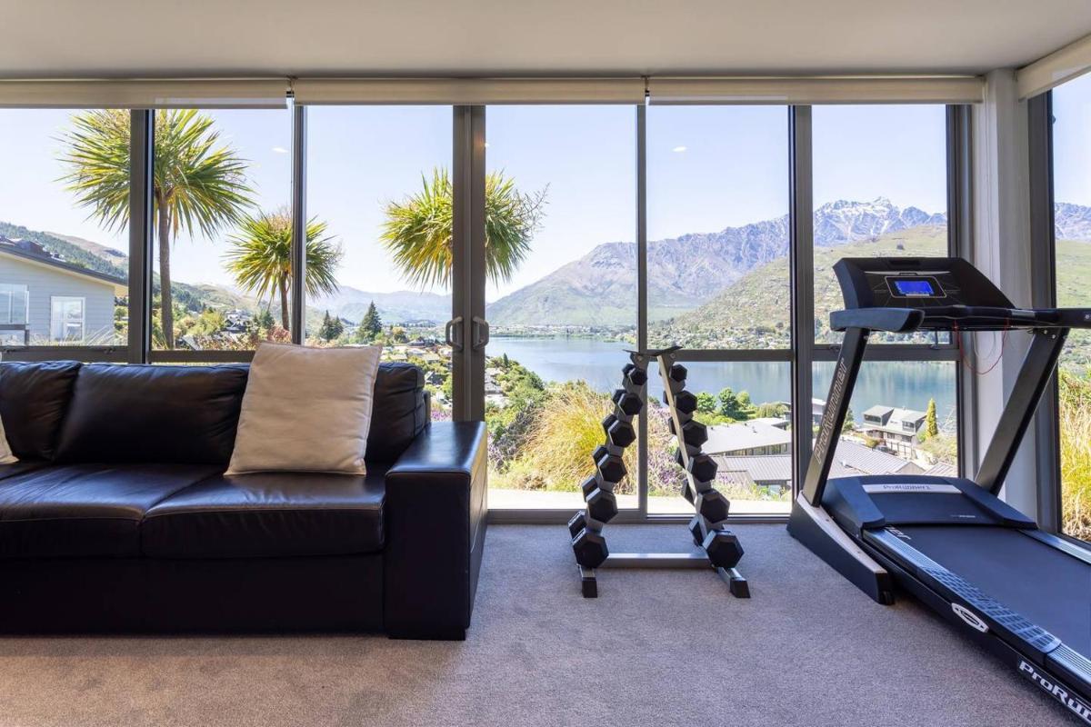 Luxury Lakeside Home with Remarkable View - Housity