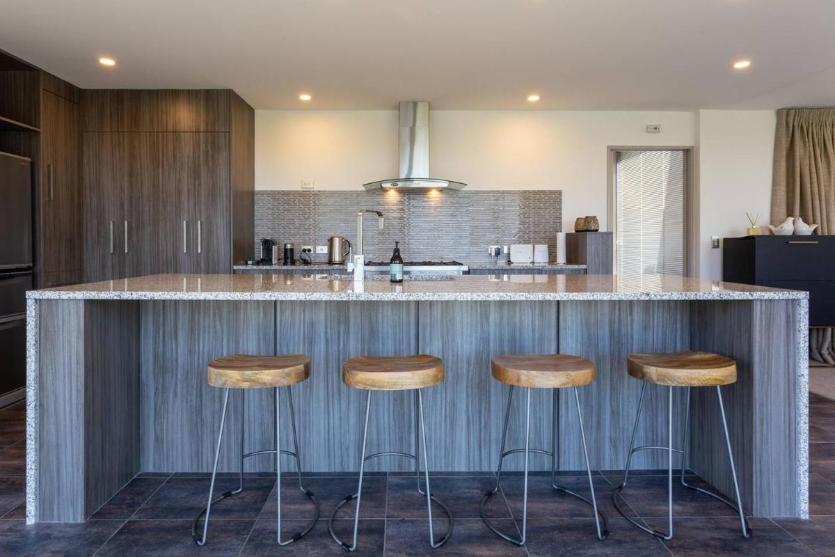 Luxury Lakeside Home with Remarkable View - Housity