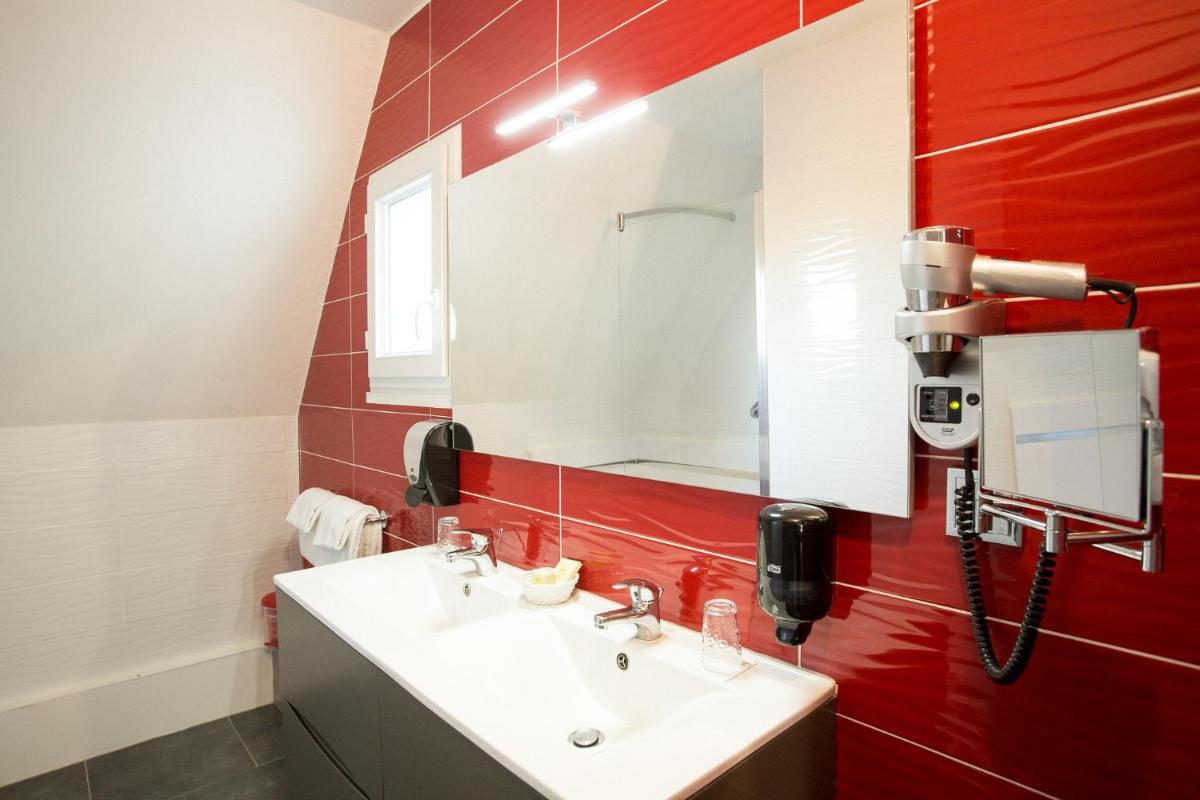 Salle de bains dans l'établissement Les Terrasses de Saumur - Hôtel & Appartements - Restaurant & Spa (Logis)