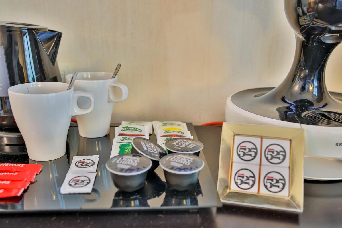 Utensilios para hacer té y café en Hotel 525