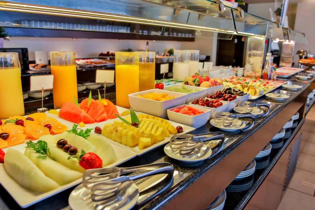Comida en o cerca de este hotel