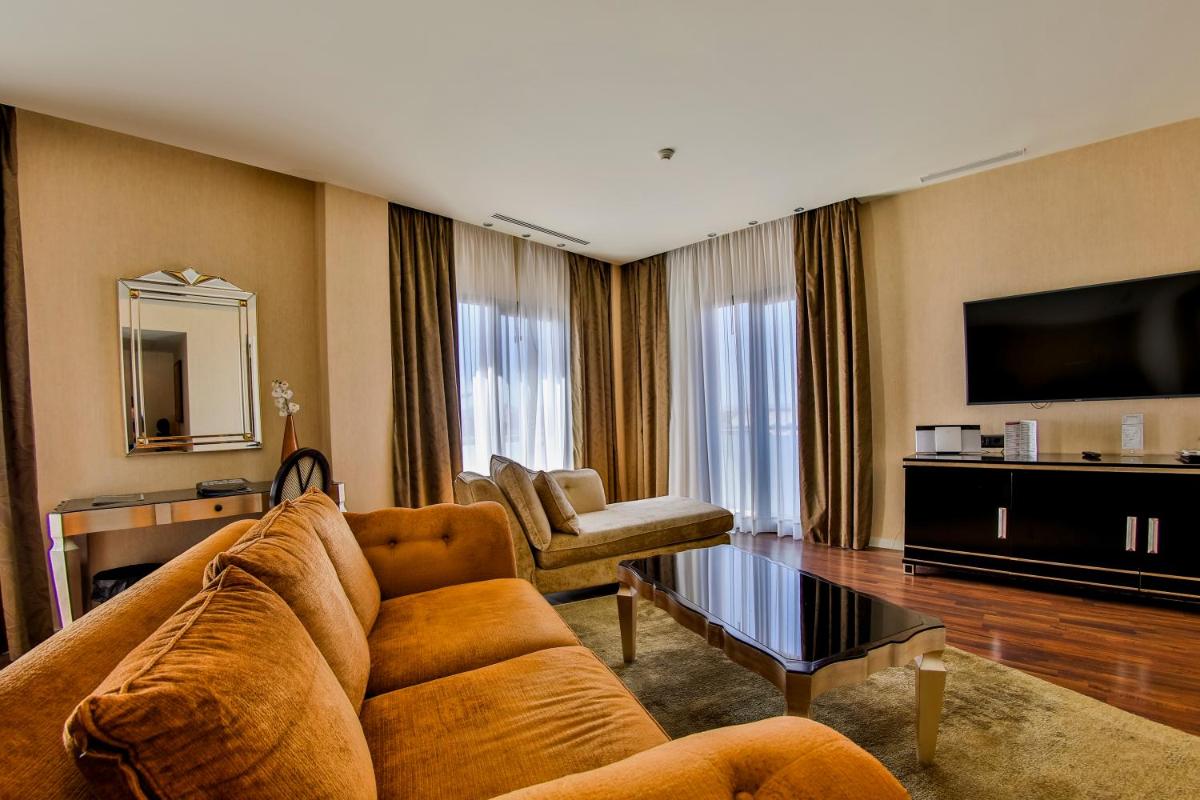 Una televisión o centro de entretenimiento en Hotel 525