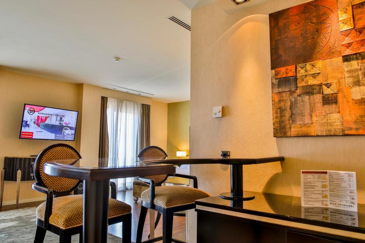 Una televisión o centro de entretenimiento en Hotel 525