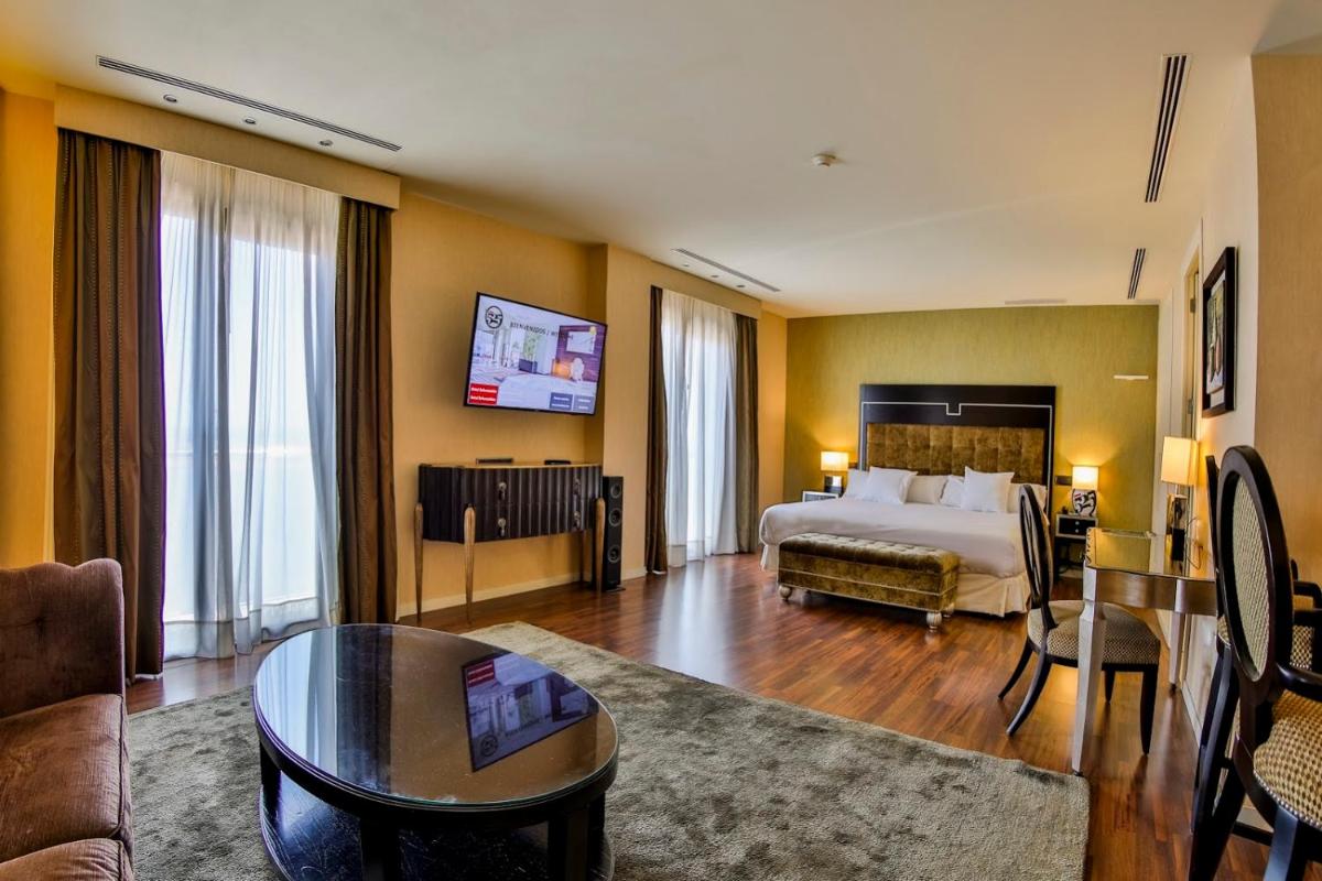 Una televisión o centro de entretenimiento en Hotel 525