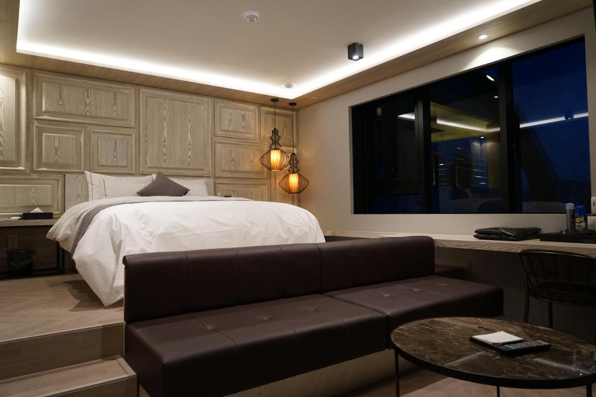 Astro Hotel - Housity