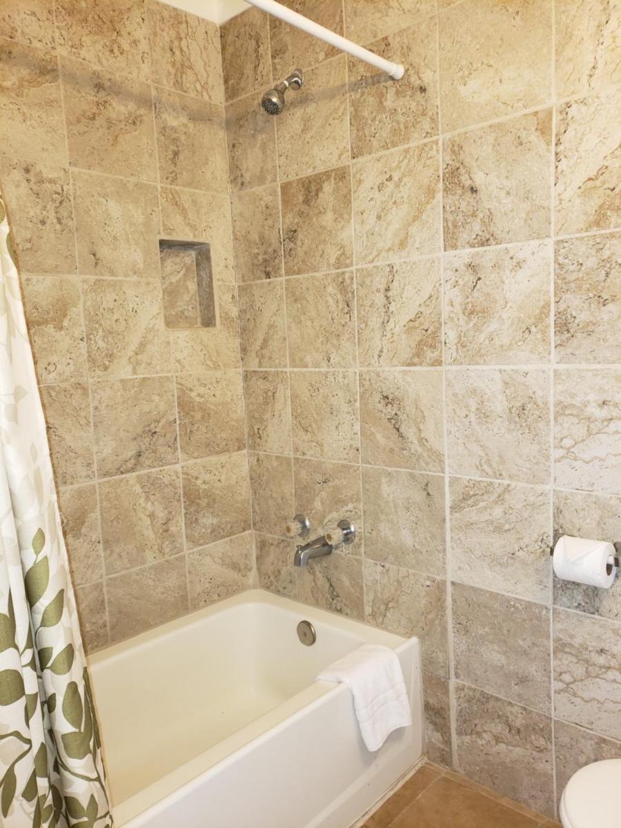Deluxe Inn - Housity