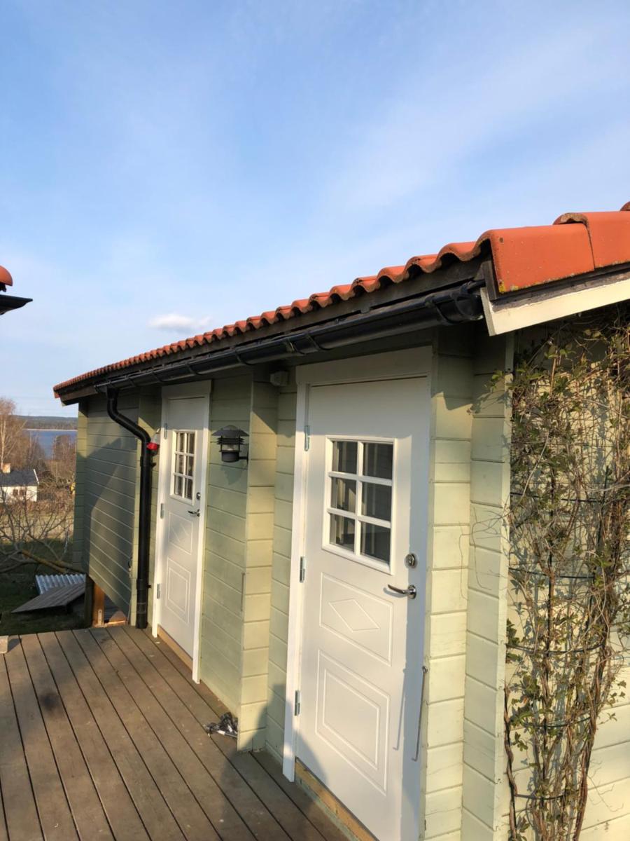 Two small Guest houses by lake rent out as One - Housity