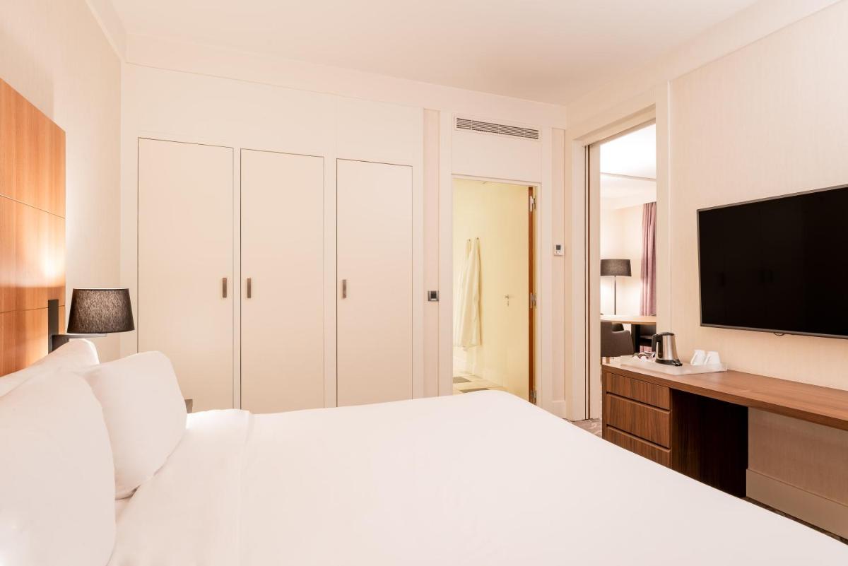 Télévision ou salle de divertissement dans l'établissement Hotel Paris Marne-la-Vallee by IHG