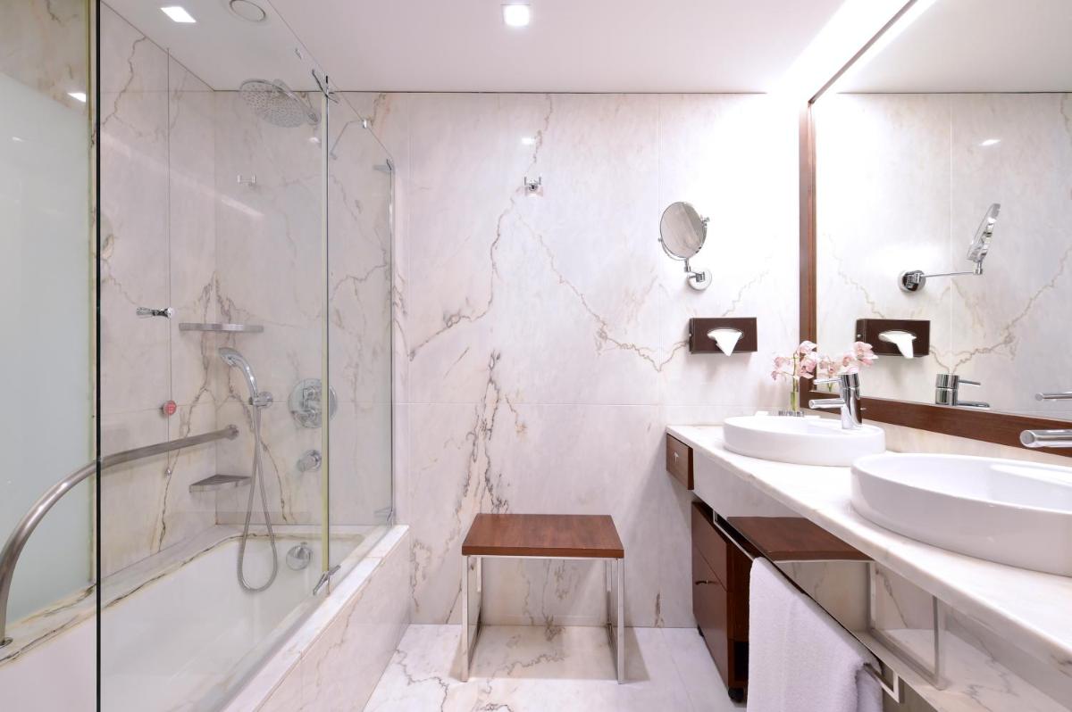 Uma casa de banho em Porto Palácio Hotel by The Editory