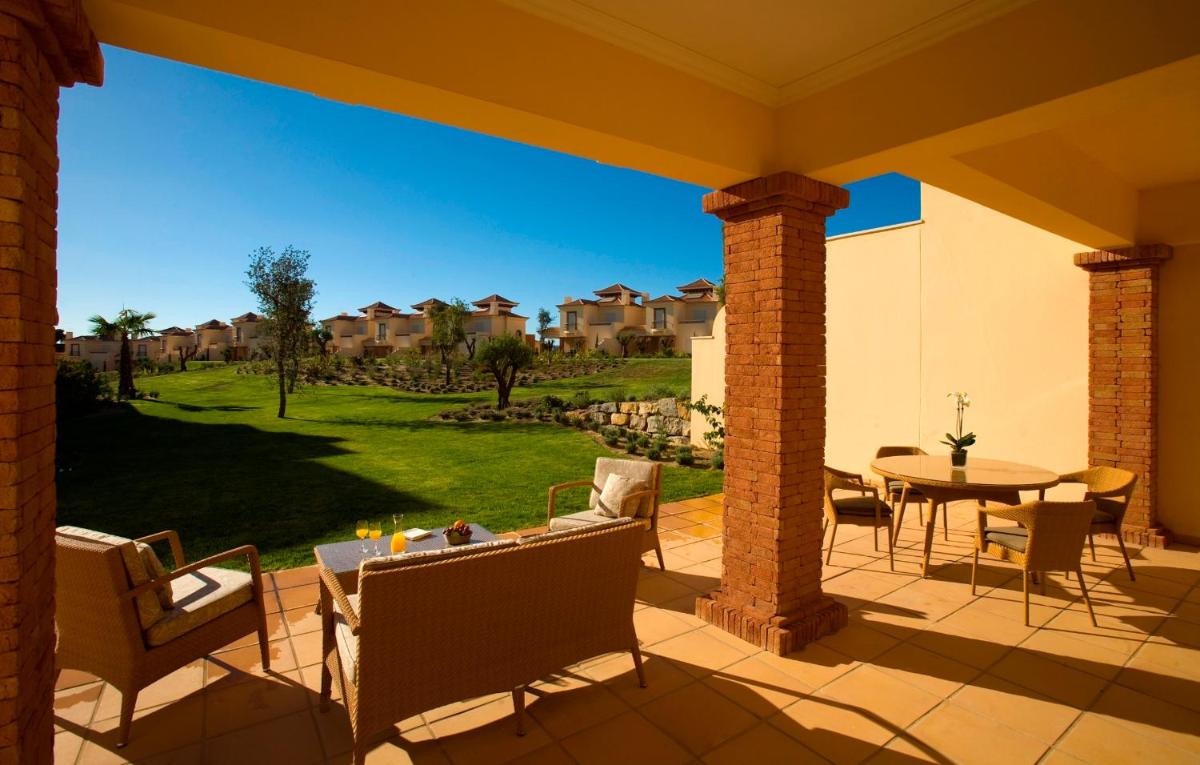 Um jardim no exterior de Monte Rei Golf & Country Club