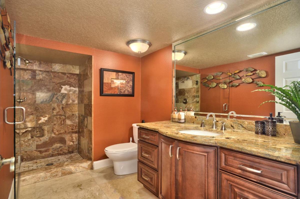 Lake Tarpon Executive Home 5BR 2 Kitchens 2 Laundry Rooms Million Dollar Executive Level Home - Housity