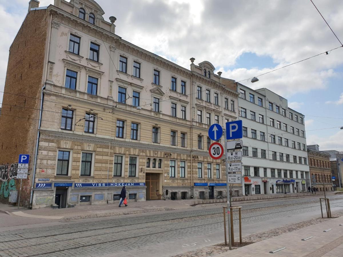 Low Ceiling Apartment - Housity