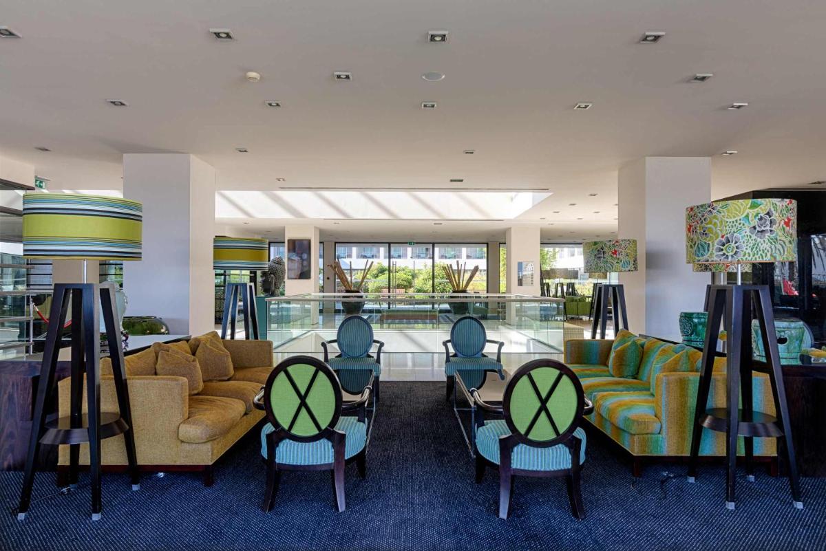 Uma área de estar em Azoris Royal Garden – Leisure & Conference Hotel