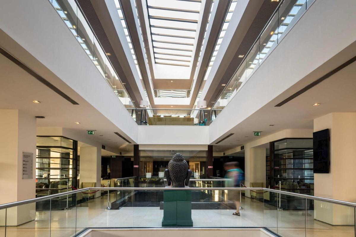 um museu com uma estátua no meio de um edifício em Azoris Royal Garden – Leisure & Conference Hotel em Ponta Delgada mais 41 fotografias