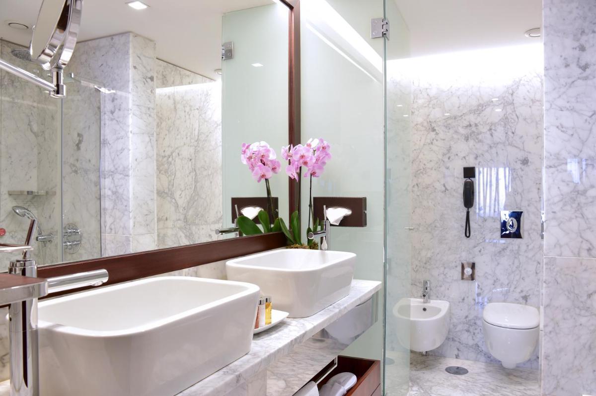 Uma casa de banho em Porto Palácio Hotel by The Editory