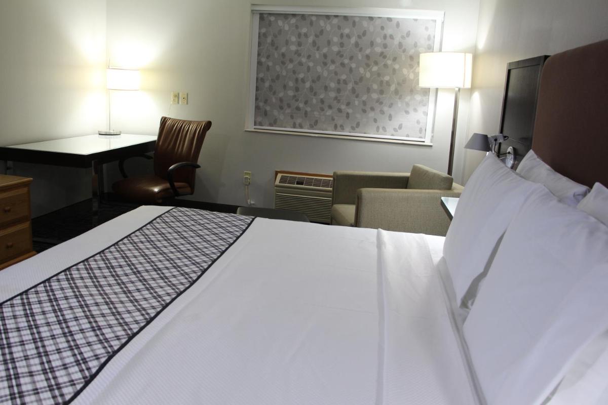 Westbridge Inn & Suites - Housity
