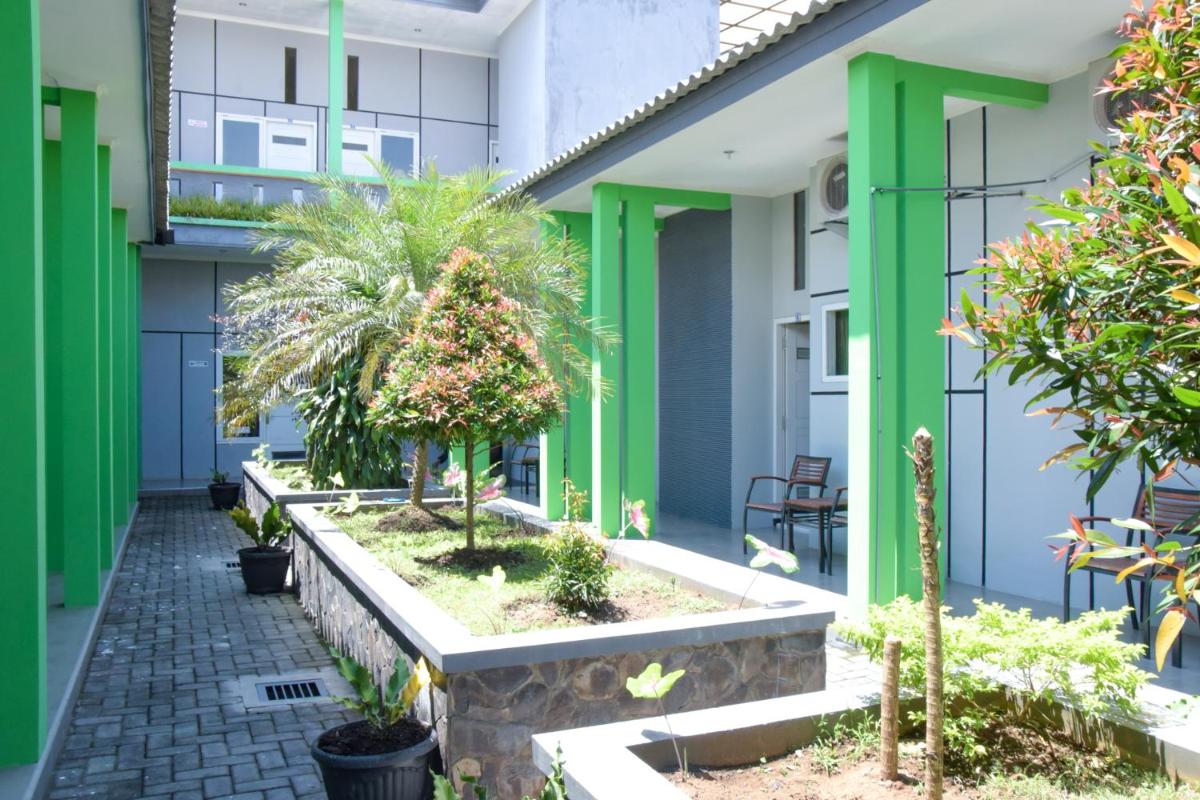 RedDoorz Syariah near Balai Kota Probolinggo 2 - Housity