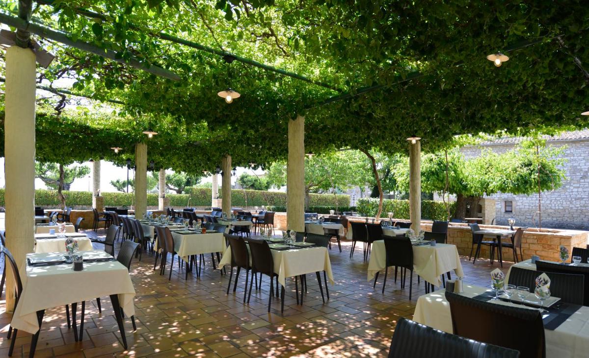 HOTEL RESTAURANT LES STALAGMITES - Housity
