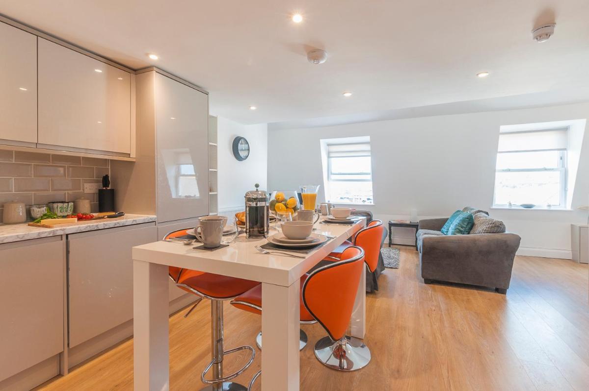 Pure B - Exceptional views of Tamar & Royal William Yard with Free Parking & Wifi - Hizvo