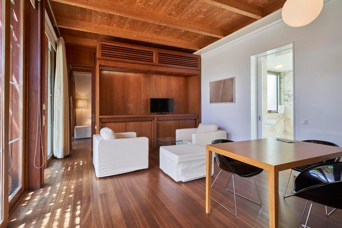 Uma televisão e/ou sistema de entretenimento em Hotel Porto Santo & Spa