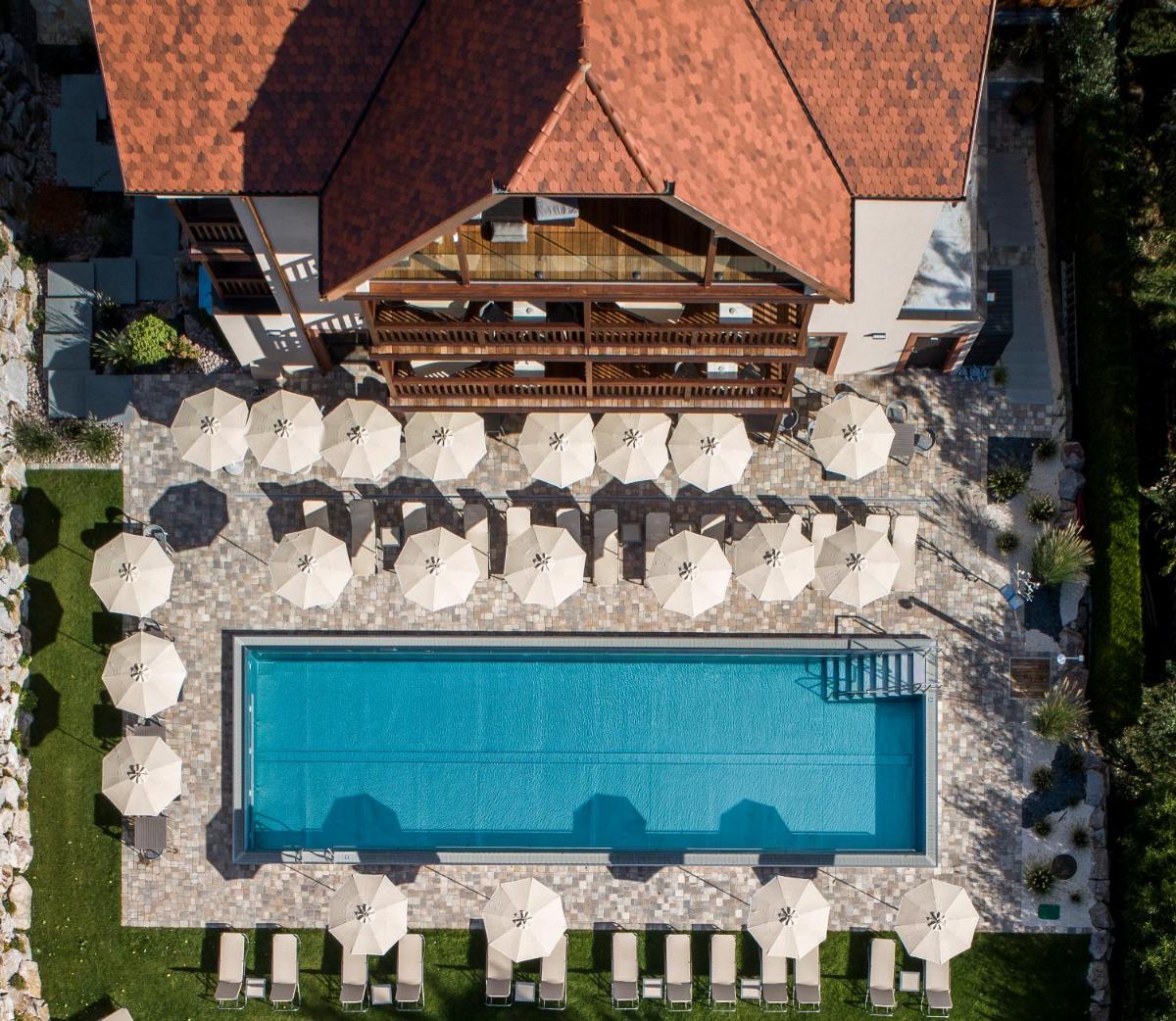 - une vue de tête sur un complexe avec une piscine dans l'établissement Hostellerie Des Châteaux & Spa, à Ottrott