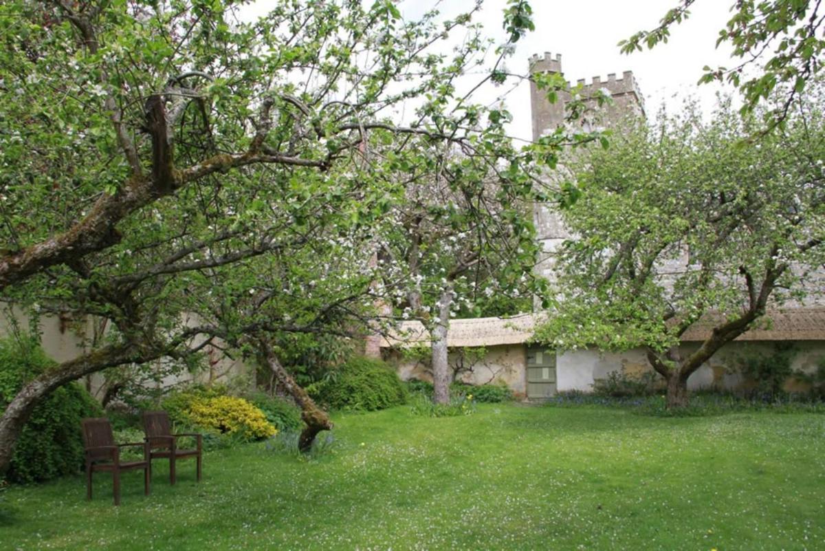 Stunning 3 bedroom 3 bath self catering cottage nr Stonehenge, Longleat, Avebury and Bath - Great local village pub - Housity