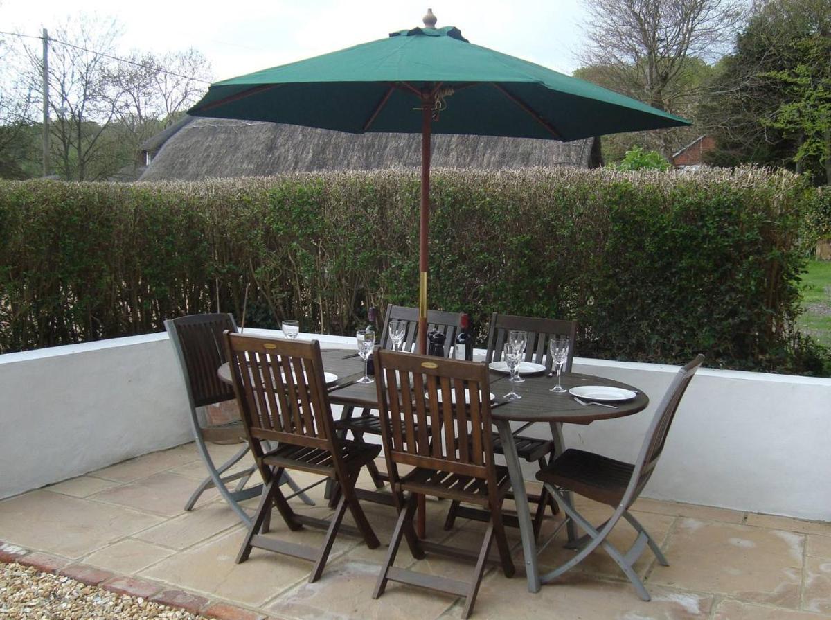 Stunning 3 bedroom 3 bath self catering cottage nr Stonehenge, Longleat, Avebury and Bath - Great local village pub - Housity