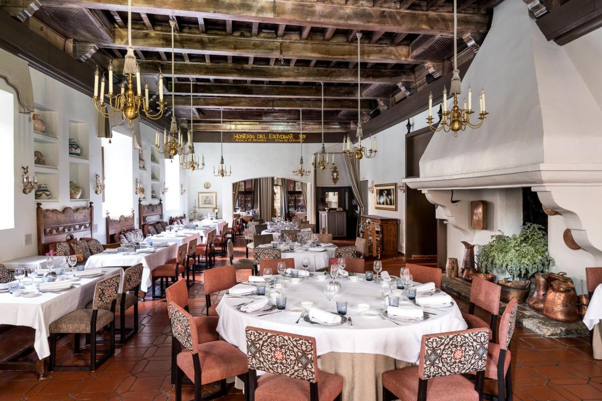 Un restaurante o sitio para comer en Parador de Alcalá de Henares