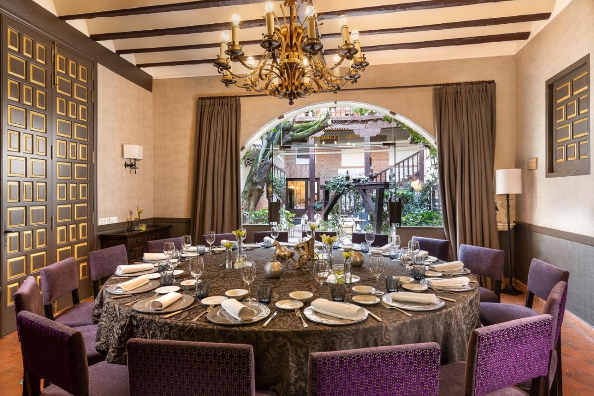 Un restaurante o sitio para comer en Parador de Alcalá de Henares