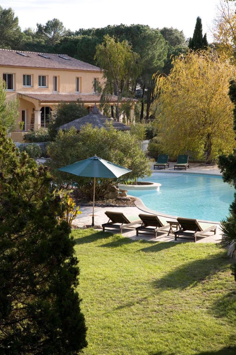 Piscine de l'établissement La Villa Vicha, The Originals Relais ou située à proximité