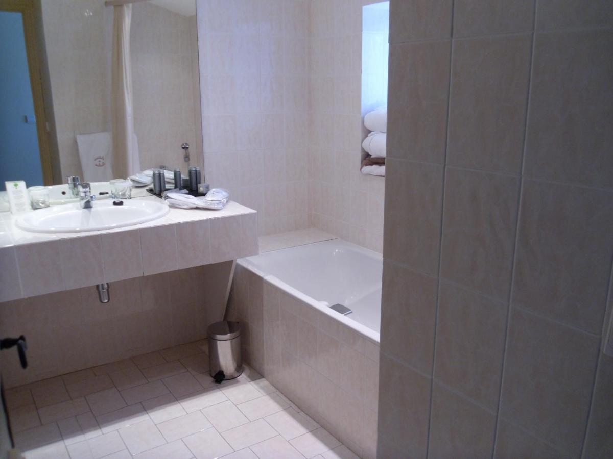 Salle de bains dans l'établissement Château et Golf De Taulane