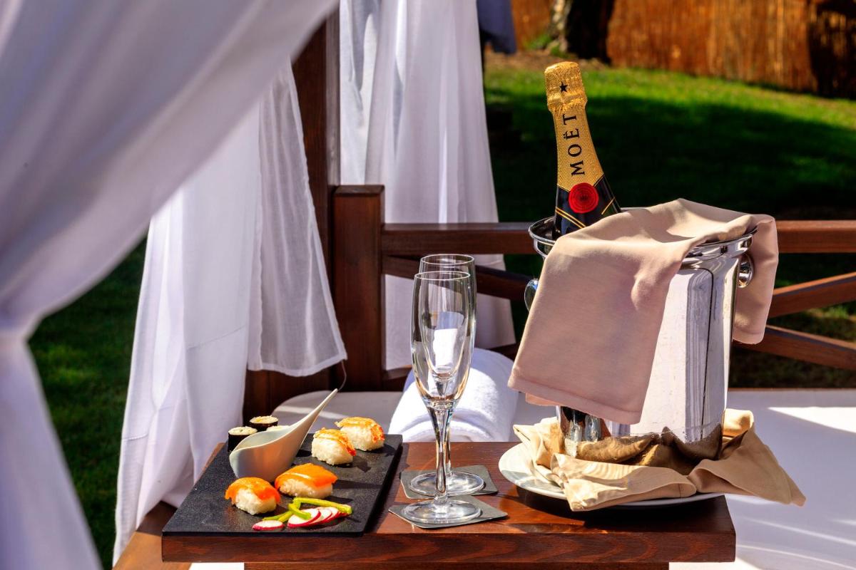 Comida en o cerca de este resort