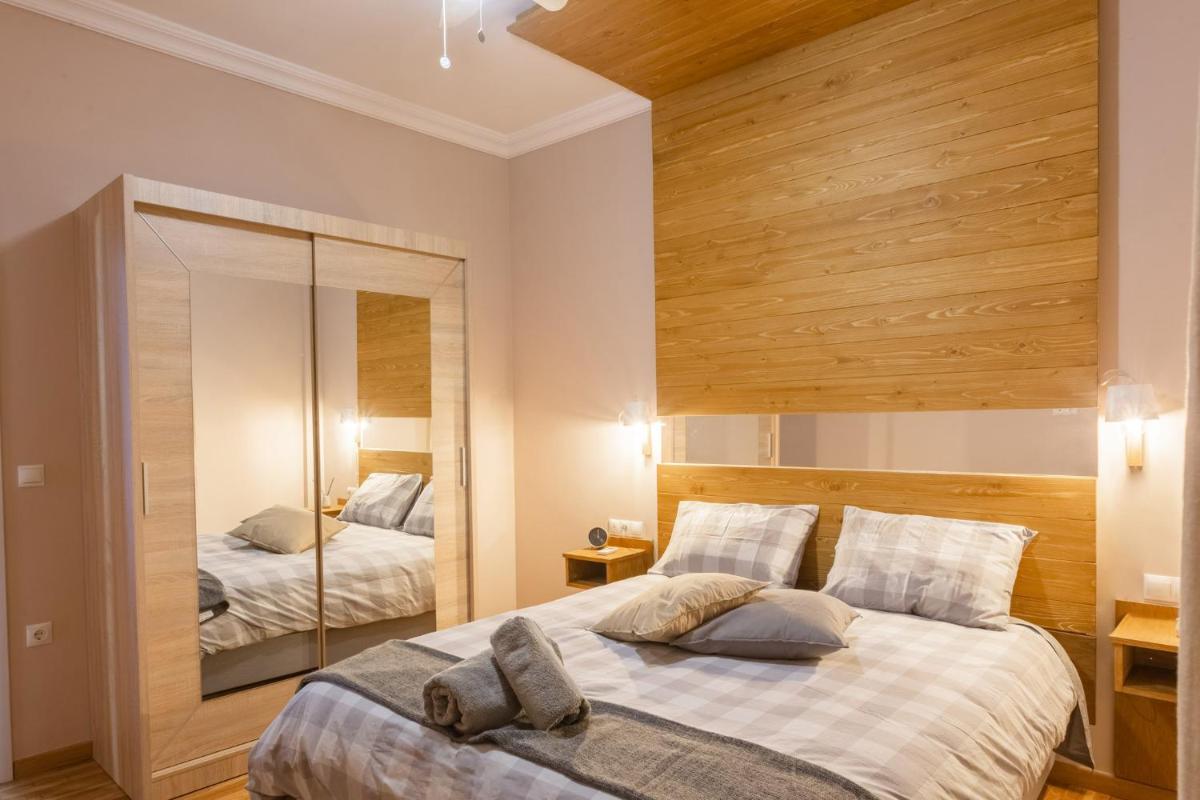 Suitetrails - 100m2 Luxury Apartment in the Heart of Athens - Living Stone Emerald
