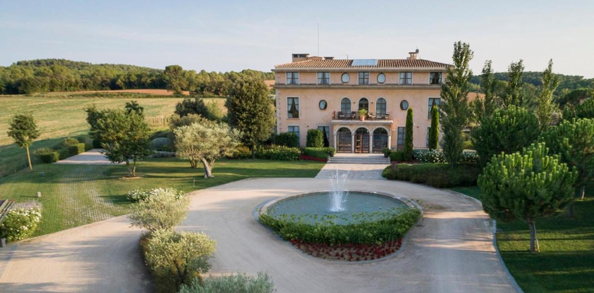 una casa grande con una fuente frente a ella en Casa Anamaria Hotel, en Ollers