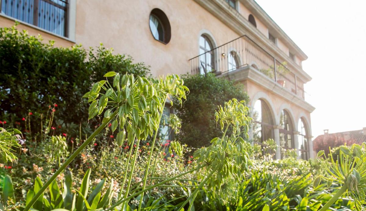 Jardín al aire libre en Casa Anamaria Hotel