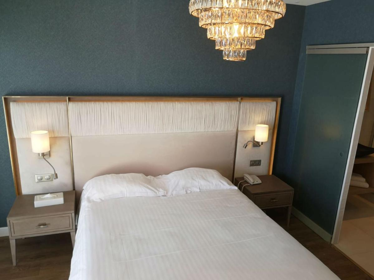 Un ou plusieurs lits dans un hébergement de l'établissement Le Diana Hôtel & Spa