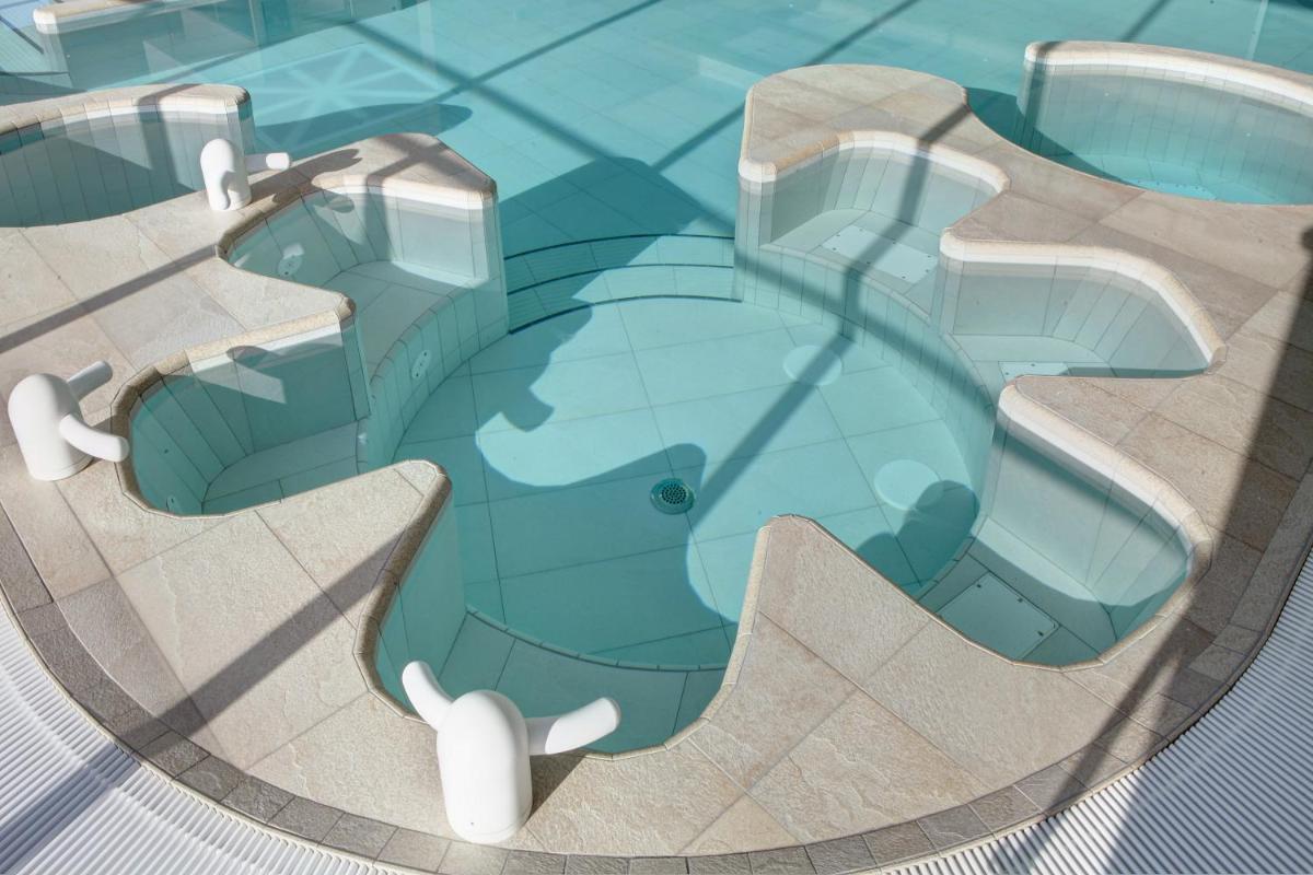 Piscine de l'établissement Hôtel de la Baie - Thalassothérapie PREVITHAL ou située à proximité
