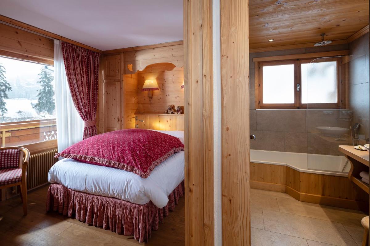 Un ou plusieurs lits dans un hébergement de l'établissement Chalet-Hôtel Neige et Roc, The Originals Relais