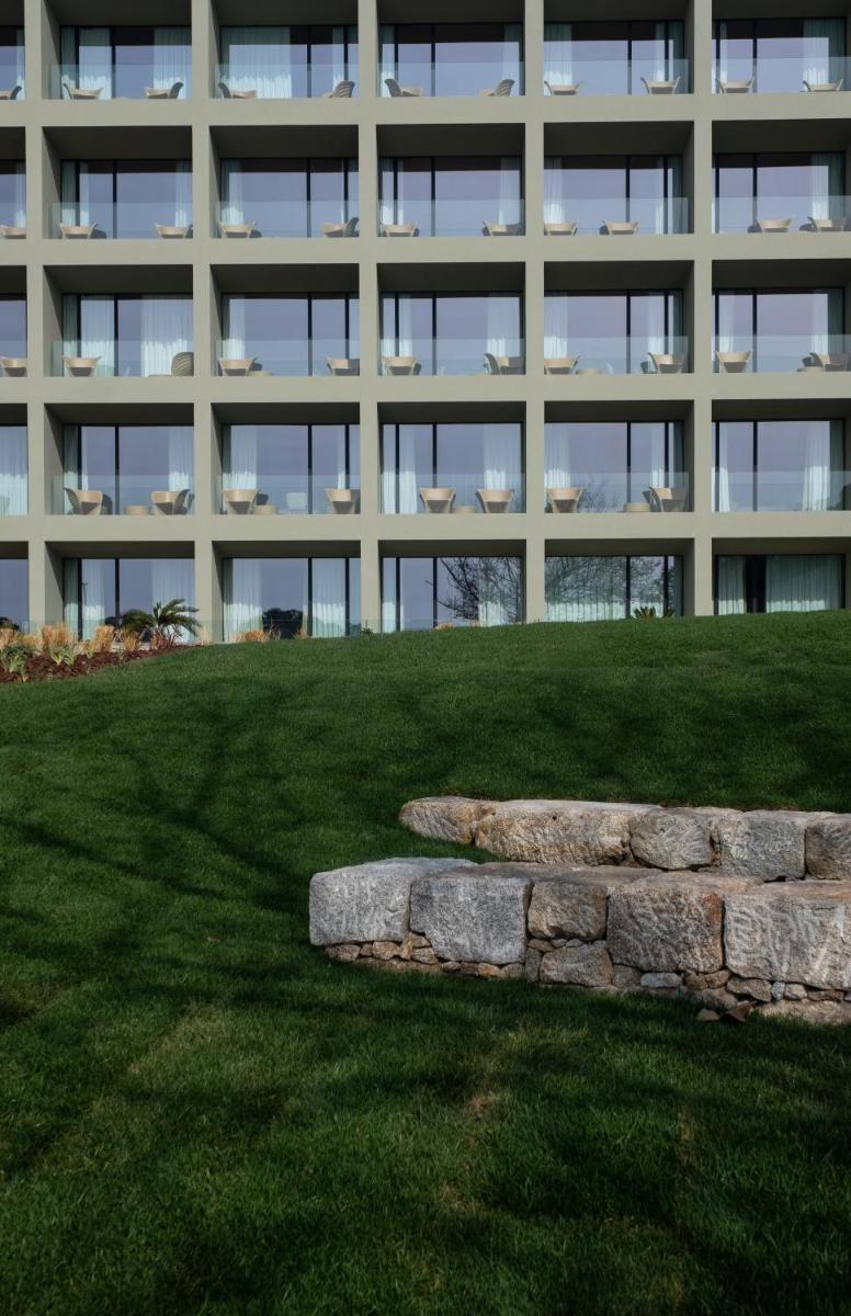 Um jardim no exterior de Vila Foz Hotel & SPA - member of Design Hotels