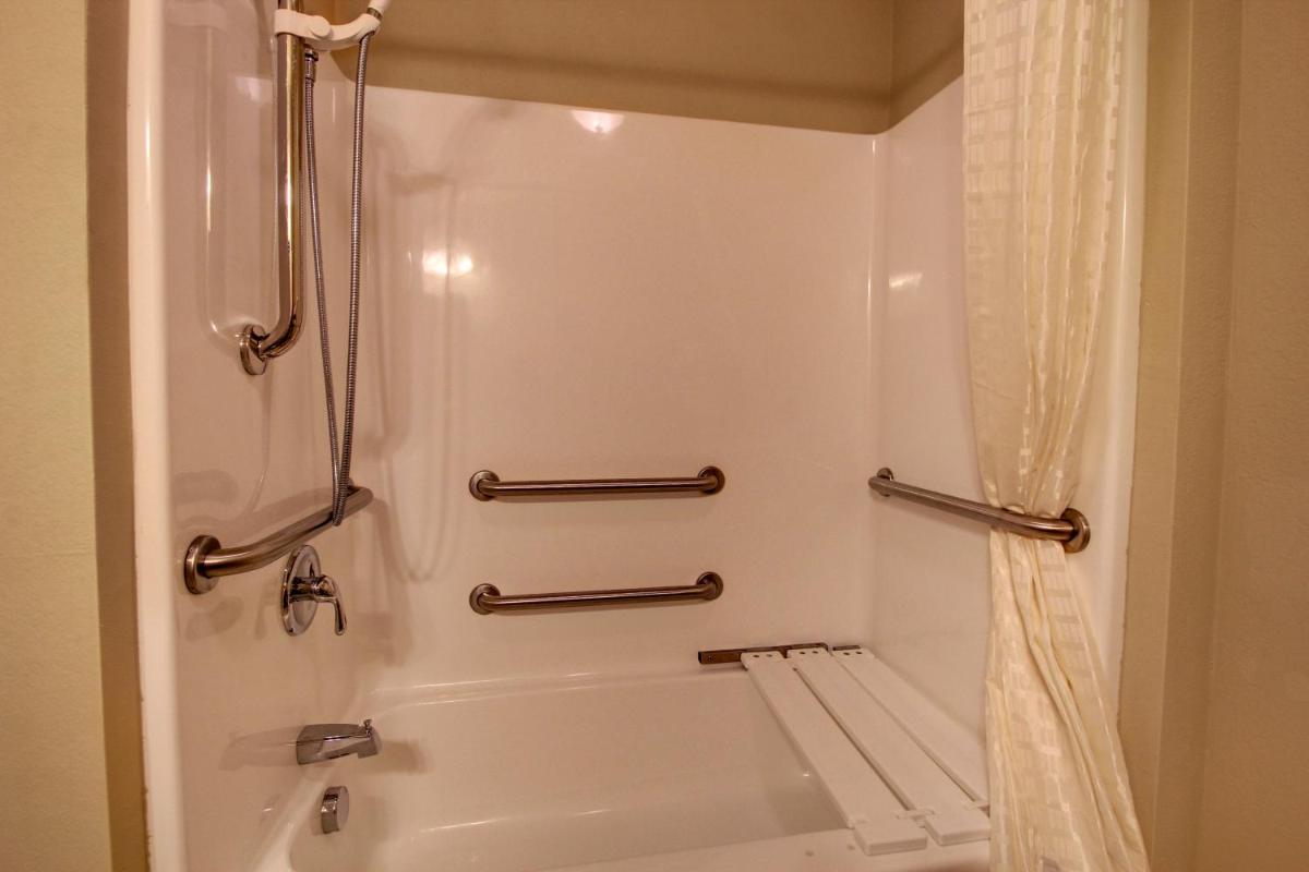 Cobblestone Hotel & Suites - Newton - Housity
