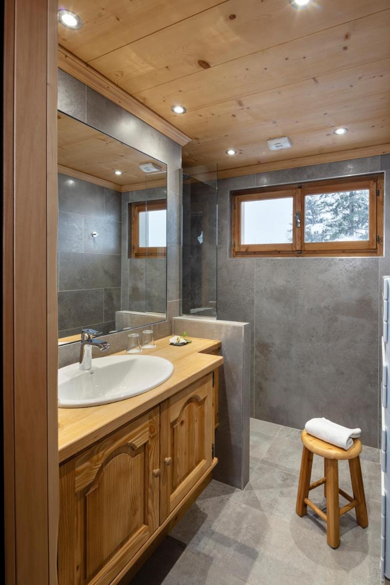 Salle de bains dans l'établissement Chalet-Hôtel Neige et Roc, The Originals Relais