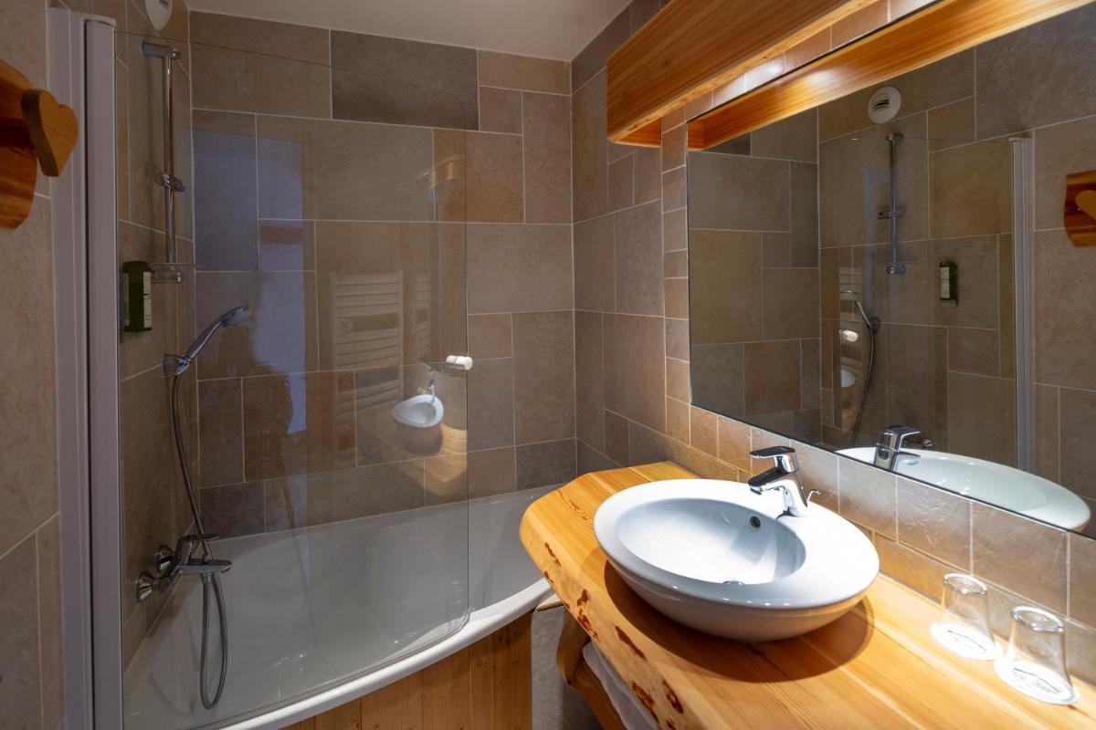Salle de bains dans l'établissement Chalet-Hôtel Neige et Roc, The Originals Relais