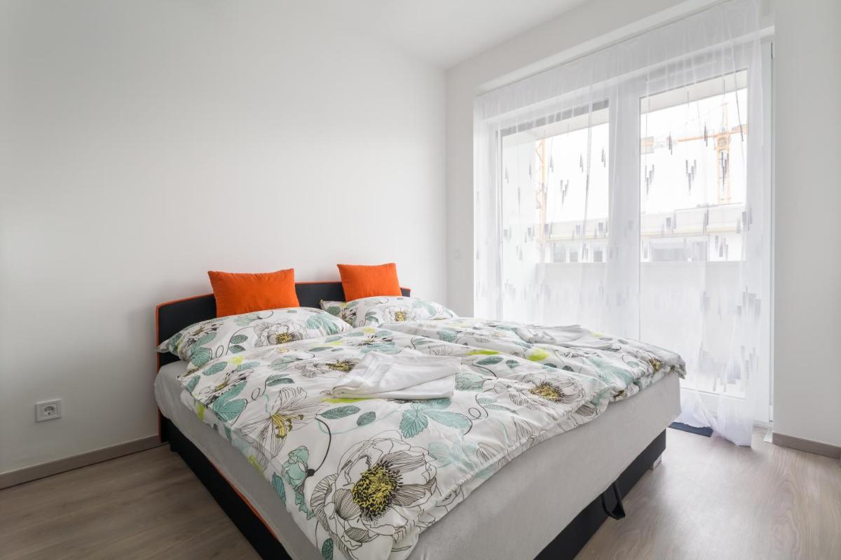 Suitetrails - BpR CHIC White Home with Terrace & A/C & Garage