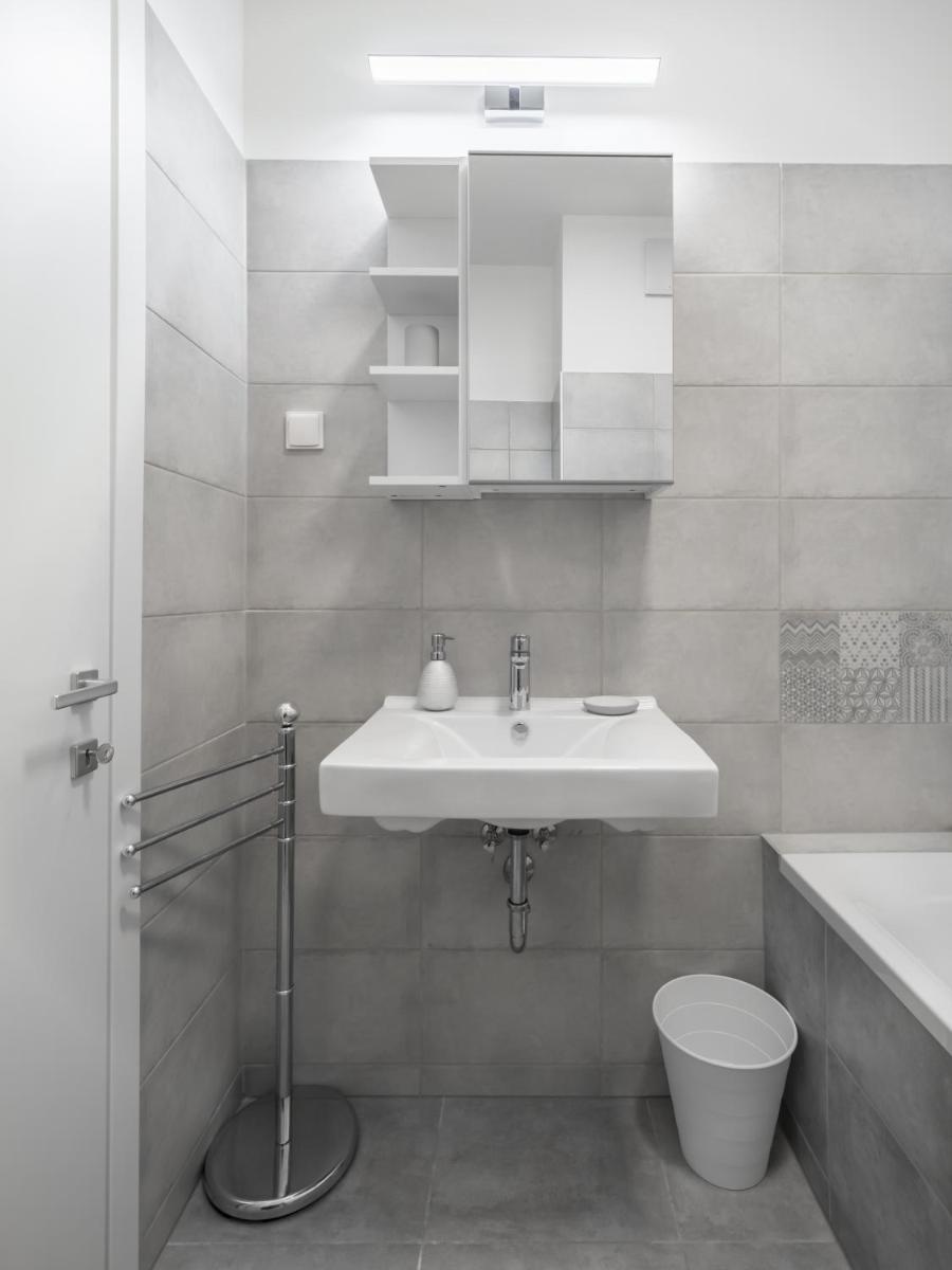 Suitetrails - BpR CHIC White Home with Terrace & A/C & Garage