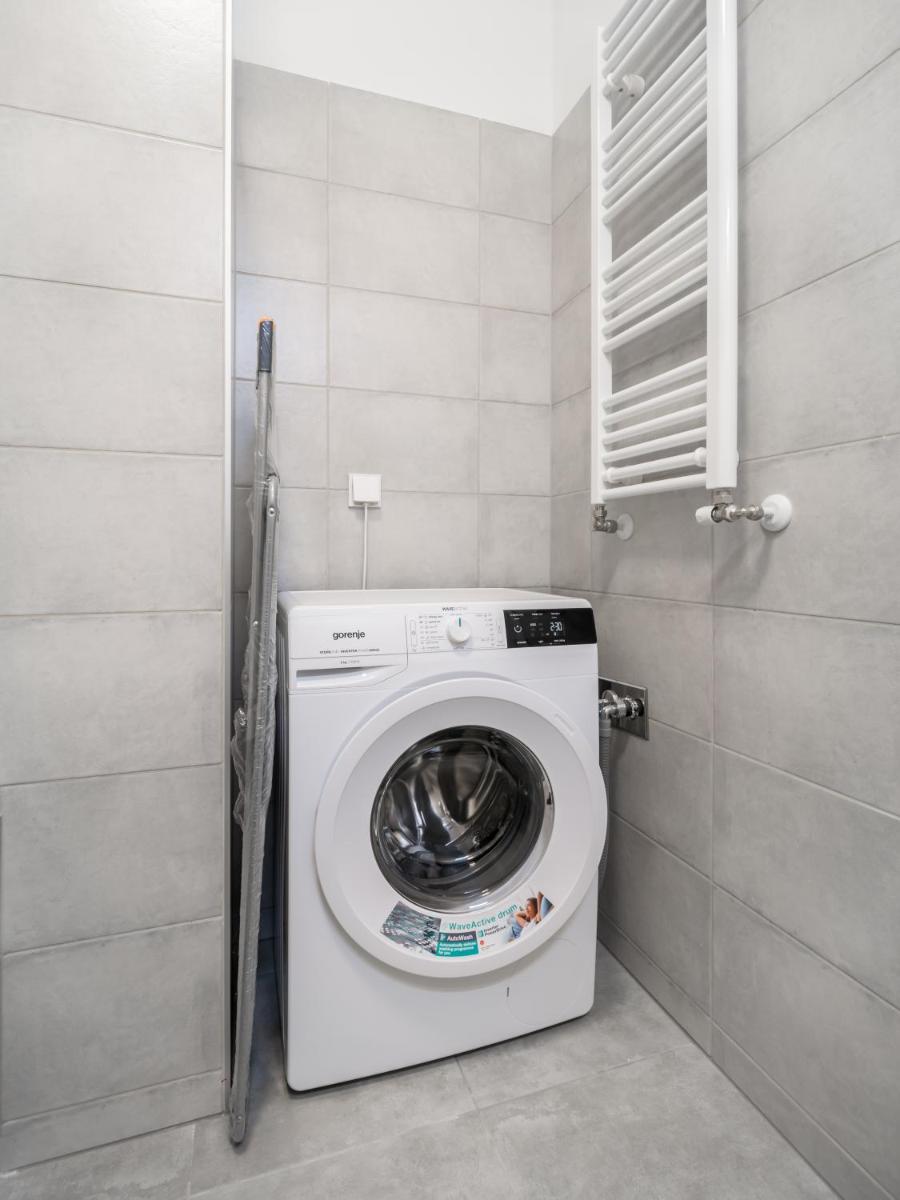 Suitetrails - BpR CHIC White Home with Terrace & A/C & Garage