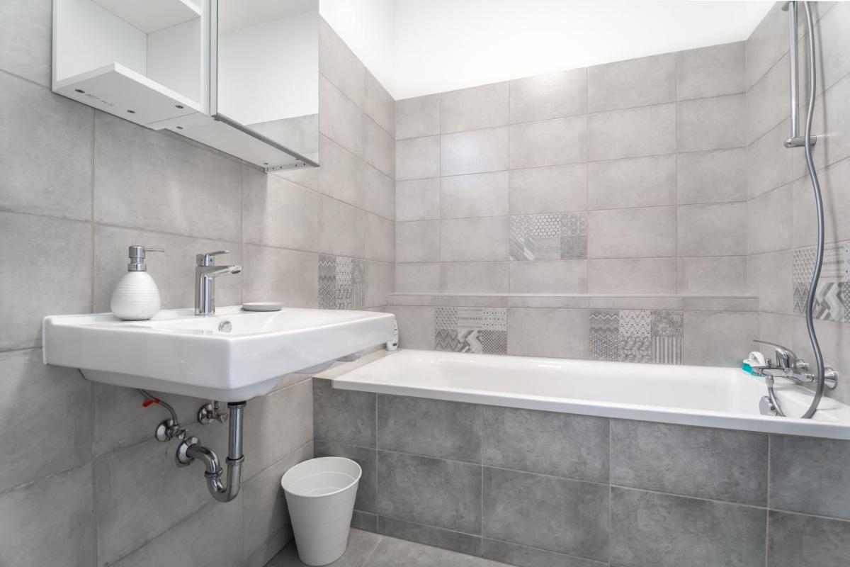 BpR CHIC White Home with Terrace & A/C & Garage - Housity