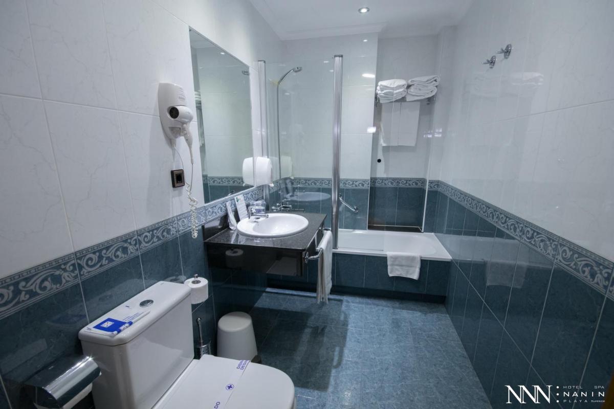 Un baño de Hotel Spa Nanin Playa